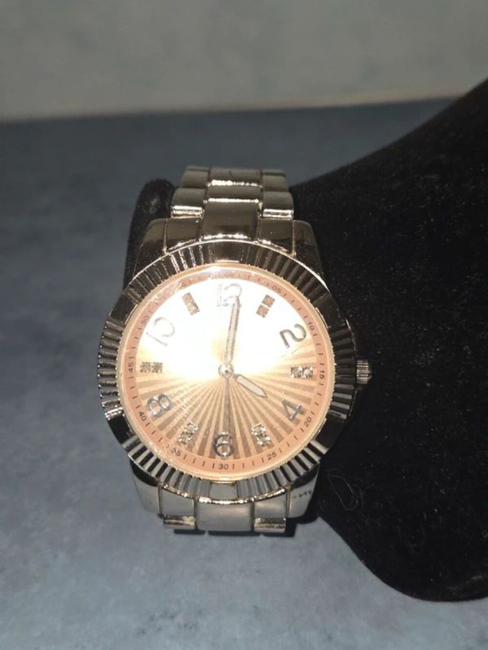 Vtg. Avon Women's Genuine 12 Diamond Accent Watch Silvertone (Y-12)